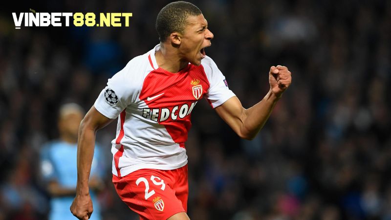 Kylian Mbappe trở thành cầu thủ trẻ nhất của AS Monaco